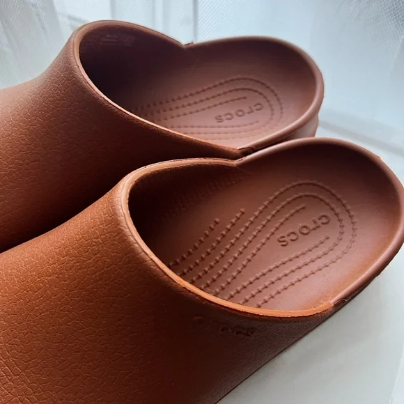 Crocs Cognac Leather Look "Dylan" Clogs Size Womens 9/ Mens 7 - Picture 3 of 5